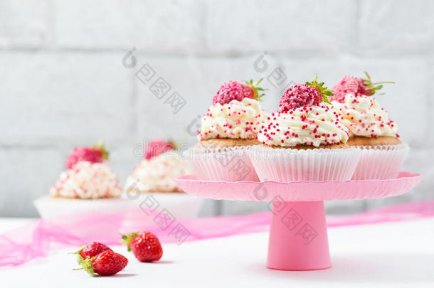 香子兰纸杯蛋糕装饰草莓