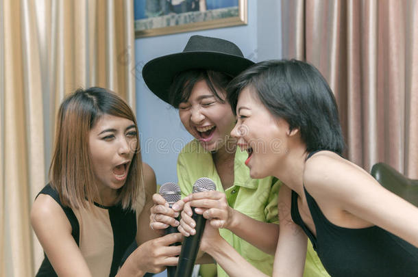 亚洲人年纪较小者女人唱歌卡拉OK歌曲和幸福面容