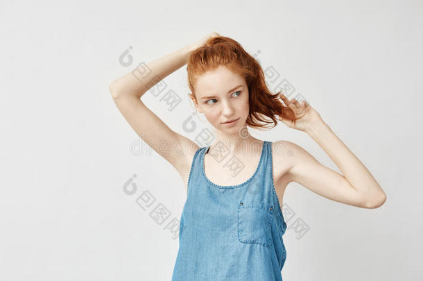 年幼的美丽的红发的人女孩<strong>改正</strong>她理发.