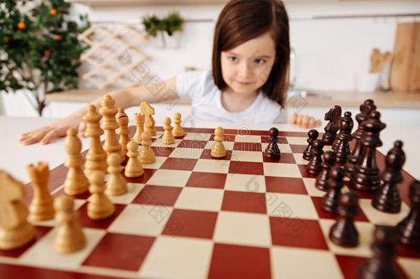 小的女孩替换一透镜向一chessbo一rd