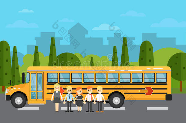 学校孩子们在近处学校公共汽车向公路