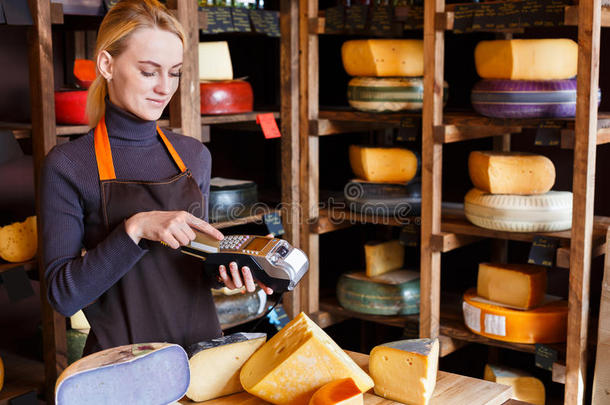 顾客支付的为命令关于奶酪采用食品杂货店商店.