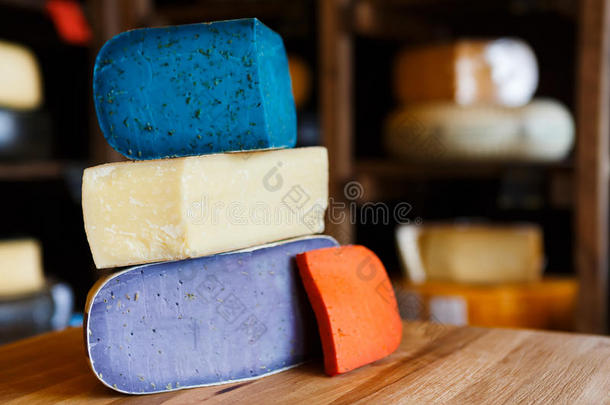 古达干酪香蒜沙司奶酪分类.薰衣草,蓝色,紫罗兰和红色的在