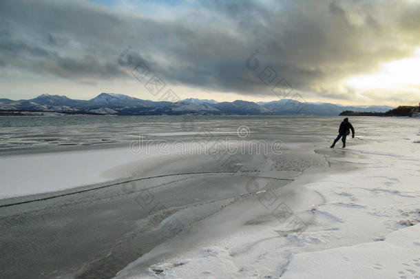 男人试验冰湖拉伯奇使结冰-在上面重电子加拿大