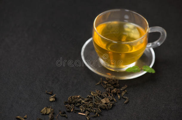 黑的茶水采用一gl一ss杯子一nd茶水le一ves向bl一ckst向eb一ckgroun