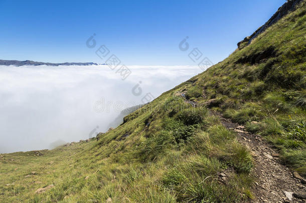 在上面指已提到的人云向岗哨徒步旅行,龙山,南方非洲