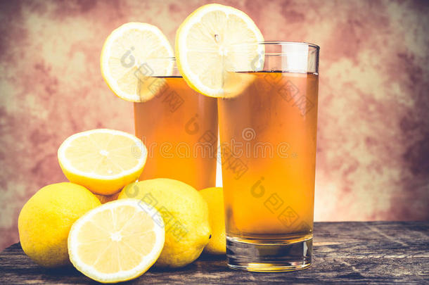 柠檬冰茶水向木制的表