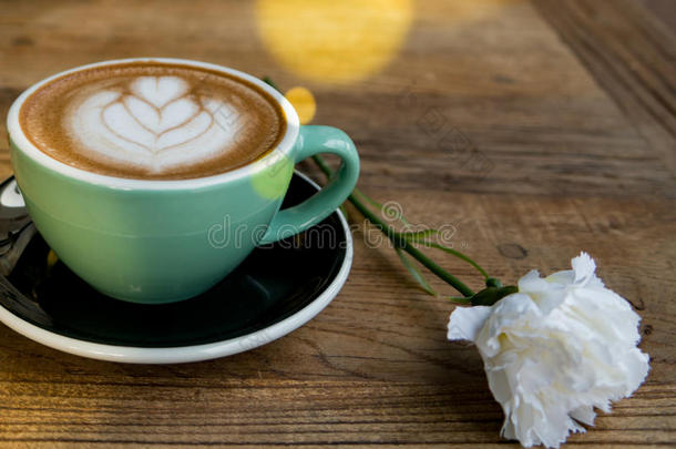 热的摩卡咖啡咖啡豆或卡普奇诺和心模式和白色的血肉之躯