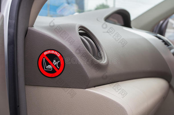 红色的小心符号为安全小孩天空袋采用汽车.