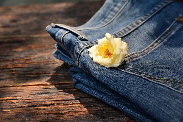 斜纹粗棉布牛仔裤,斜纹粗棉布牛仔裤和白色的花