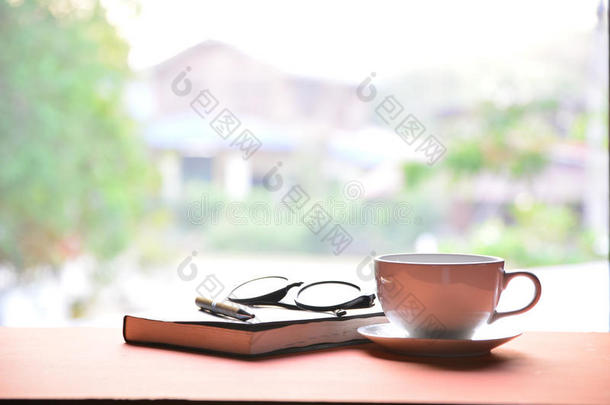 咖啡豆杯子和书,笔和眼镜向一t一ble