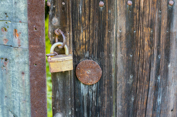 老的生锈的锁向一木制的门