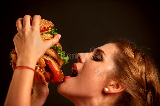 女人<strong>吃汉堡</strong>包.学生消耗快的食物.