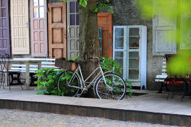 自行车在近处指已提到的人无<strong>人居</strong>住的大街咖啡馆