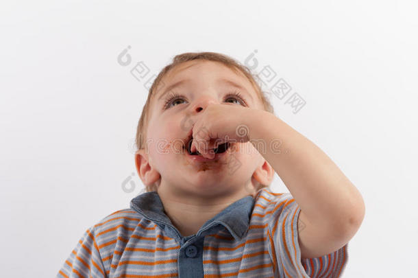 <strong>饥饿</strong>的婴儿男孩吃巧克力