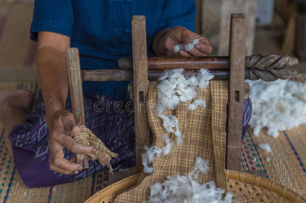 蚕窝采用白色的盘和使用为丝织物