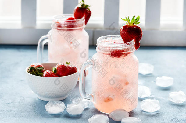 草莓柠檬汽水和新鲜的草莓柠檬汽水采用玻璃是