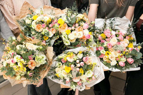 车间花商,制造花束和花安排.女人