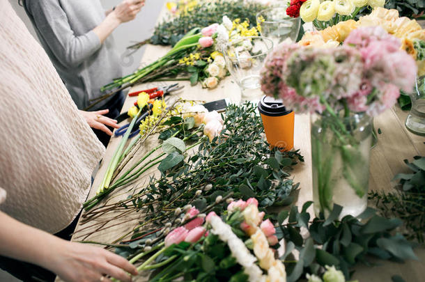 车间花商,制造花束和花安排.女人