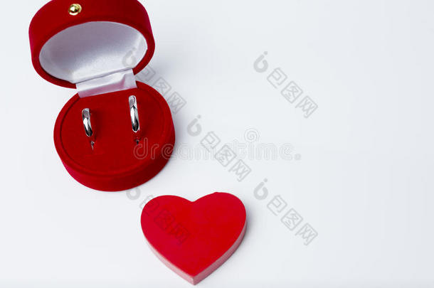 婚礼戒指采用红色的盒向白色的背景.