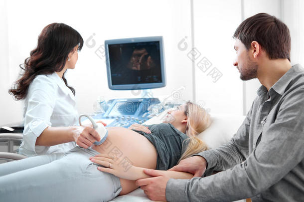 医生诊断怀孕的女人采用现代的医院.