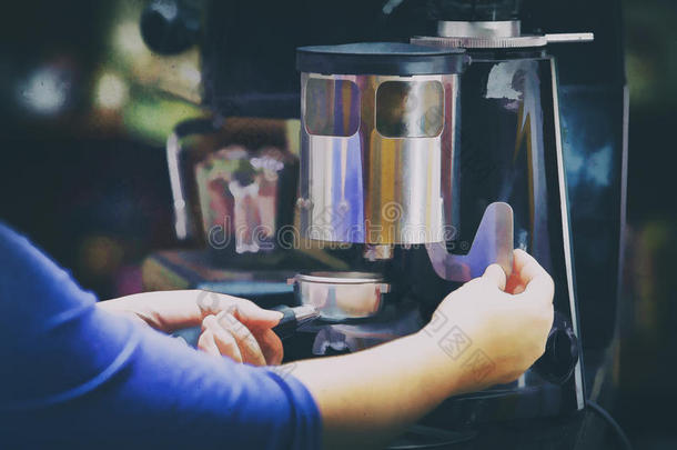 咖啡馆准备咖啡的员工准备咖啡豆采用他的商店