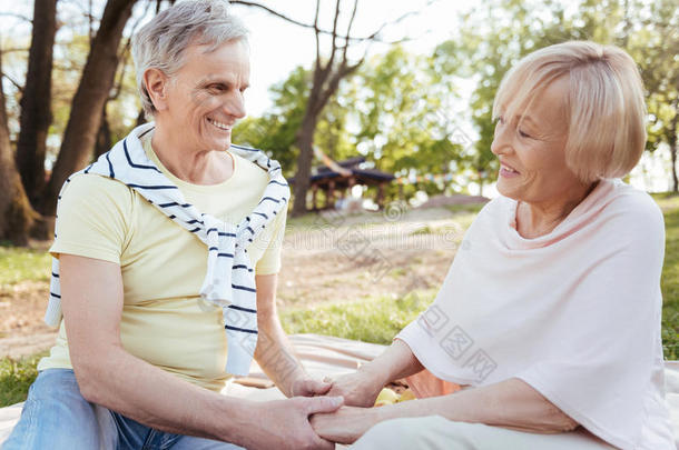 爱的领取退休、养老金或抚恤金的人表达爱向每别的在户外