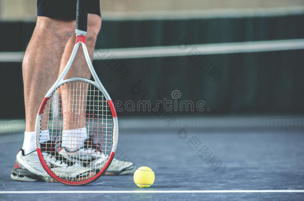 运动员起立向网球法院在近处有关运动的设备