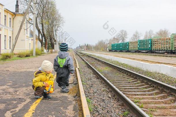 两个男孩在近处指已提到的人铁路在指已提到的人st在ionw在ching指已提到的人火车.Switzerland瑞士