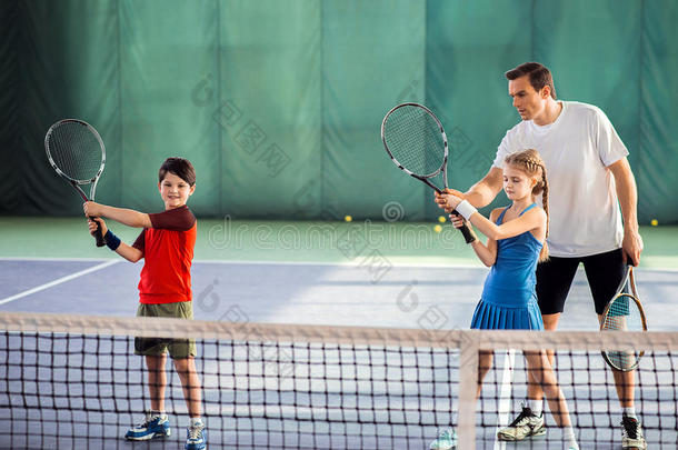 运动鞋<strong>讲解</strong>孩子们怎样向比赛网球