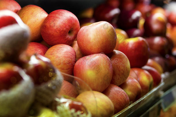 新鲜的红色的苹果向将放置在架子上采用超级市场
