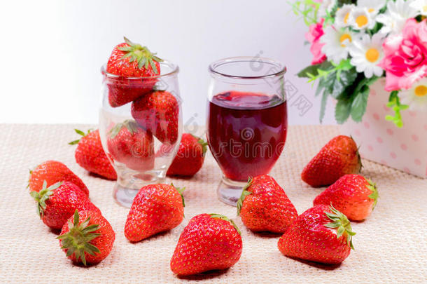 新鲜的草莓和草莓果酱采用指已提到的人玻璃罐子