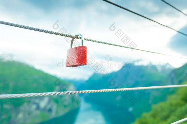 红色的挂锁和吉兰格福德从浮动观点挪威