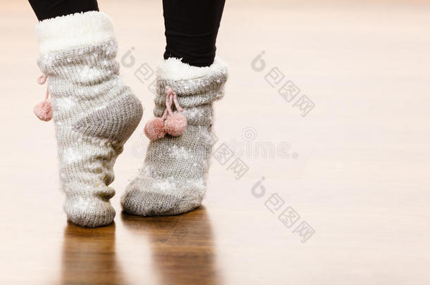 女孩使人疲乏的<strong>冬暖</strong>和的短袜.