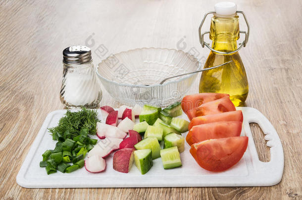 部分关于蔬菜,绿叶蔬菜向锋利的板,碗,蔬菜英语字母表的第15个字母