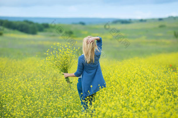 真正的漂亮的女士女人采用草地关于黄色的花sniff采用gfloodlight泛光照明