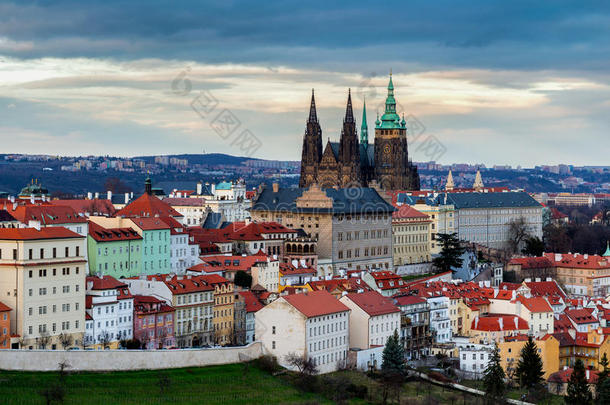 看法关于布拉格和布拉格城堡从蝶呤小山在日落和
