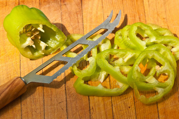 刨切的绿色的胡椒和边缘呈<strong>锯齿</strong>状的技工刀