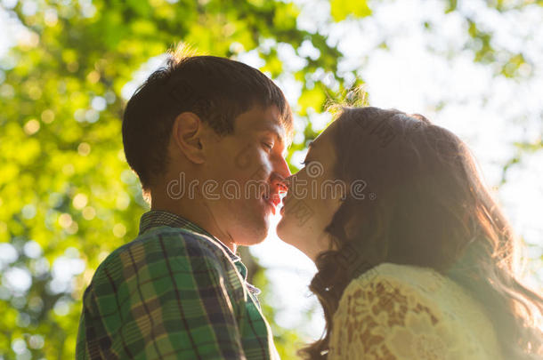 特写镜头照片关于浪漫的接吻的对在户外,面看法.