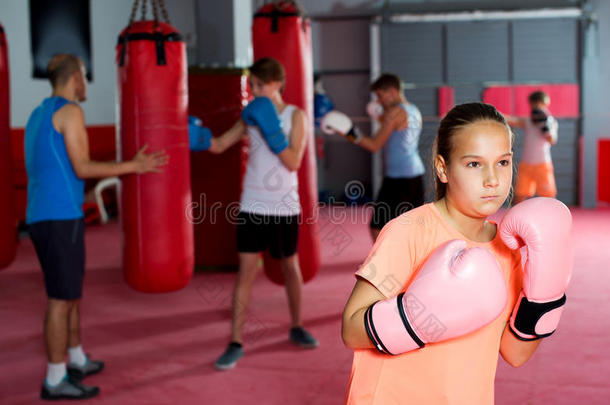 女孩和拳击拳击<strong>手</strong>套使摆姿势采用<strong>辩</strong>护态度