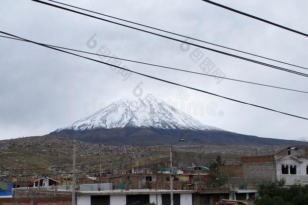 阿雷基帕风景和雪-大量的山峰关于米斯提小羊驼火山