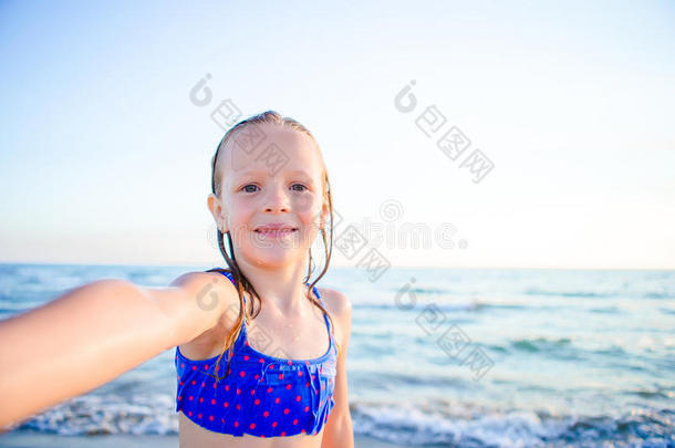 值得崇拜的小的女孩迷人的自拍照在热带的海滩向异国的我