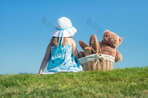 女孩和妇女连衫衬裤熊所有野餐郊游向草