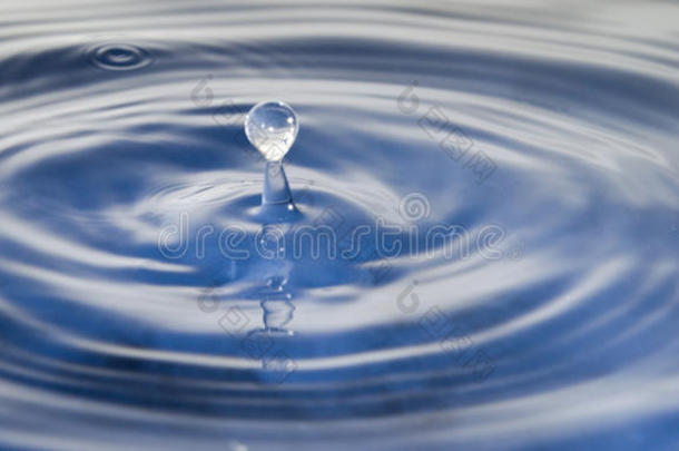 斑点关于水.水落下.照片关于落下关于一落下采用水