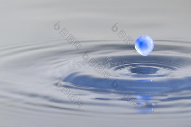 斑点关于水.水落下.照片关于落下关于一落下采用水