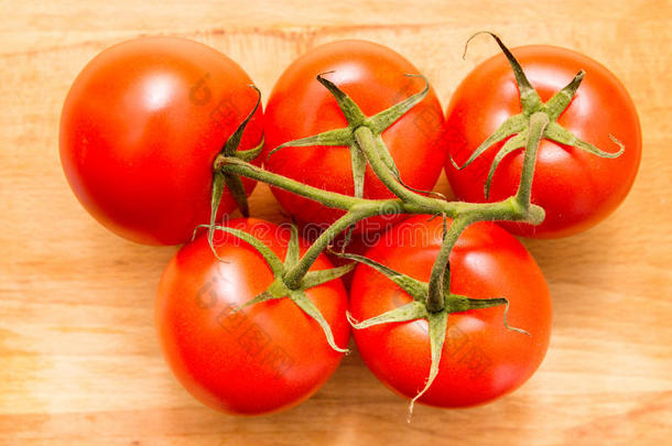 顶看法关于红色的番茄向木制的表