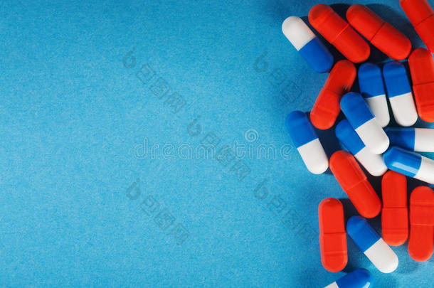 医学的药丸白色的-蓝色和红色的向一明亮的b一ckground