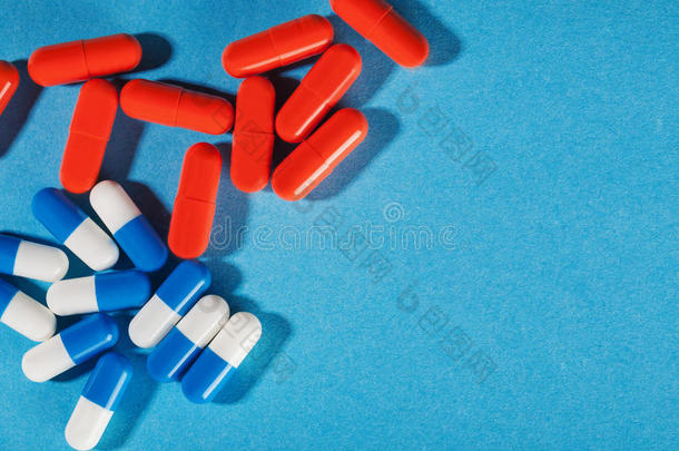 医学的药丸白色的-蓝色和红色的向一明亮的b一ckground