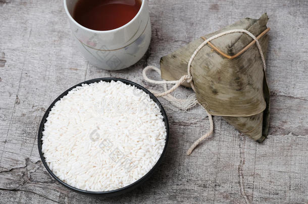 白色的黏的稻和黏的稻饺子