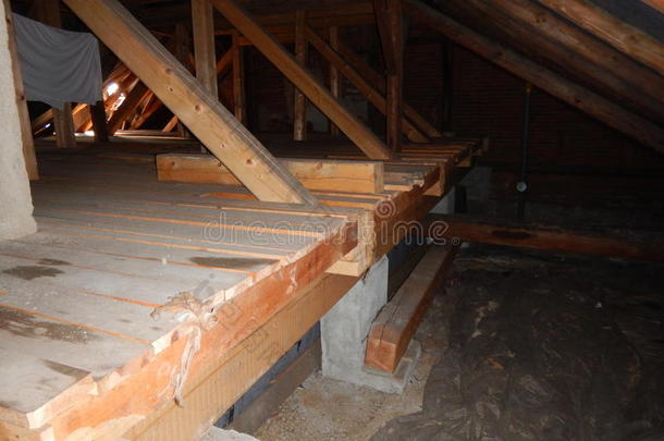 阁楼在下面一老的木制的屋顶